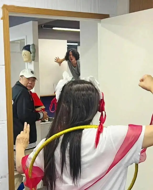 周星驰创作的电影_周星驰的电影灵感来源与创作过程_周星驰作品的意义