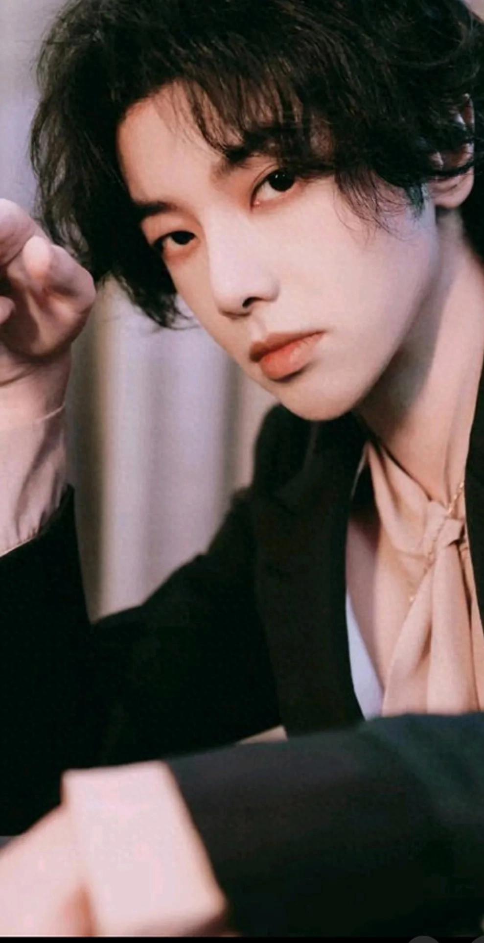 华晨宇2024年演唱会与专辑大揭秘：海边日出与香港三连唱