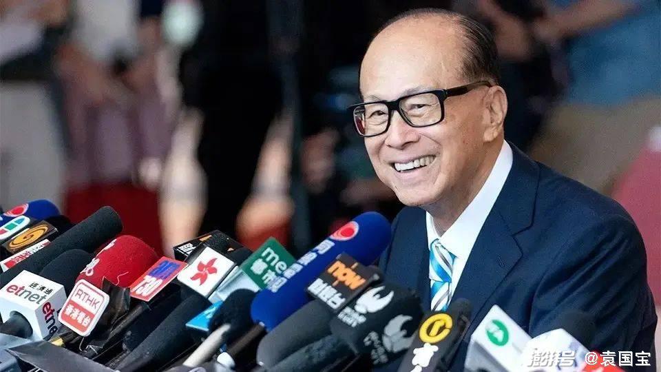 李嘉诚94岁传奇人生:从绑架案到爱国人设崩塌,揭秘其商业帝国与争议