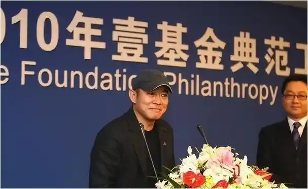 李连杰与中国武术的推广_李连杰武术大赛得到领导接见_武术大师李连杰